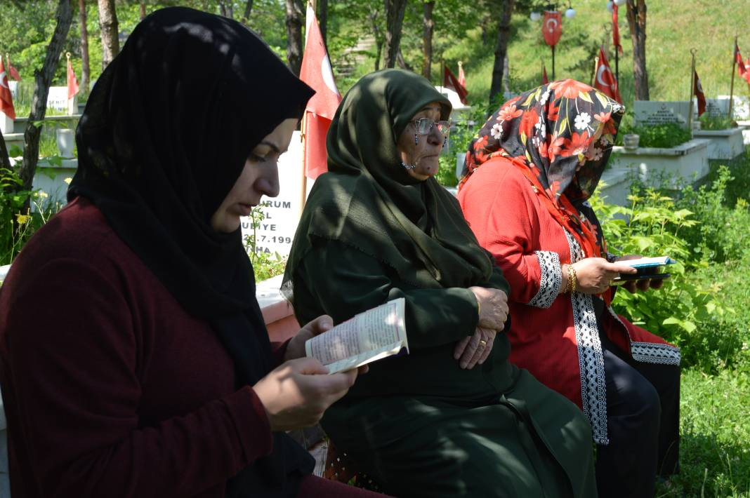 Bayram arifesinde şehitliklerde hüzün: Kahramanlara koştular - Resim: 31